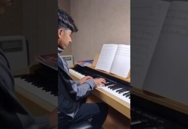 Dallas está tocando «The Muppets Show theme», pieza de examen ABRSM grado 3