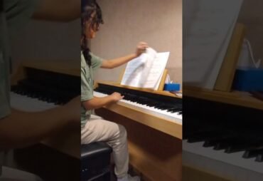 Anushka tocando «A nightingale sang in Barkeley Square», de las piezas para el examen de piano de grado 8 de la ABRSM